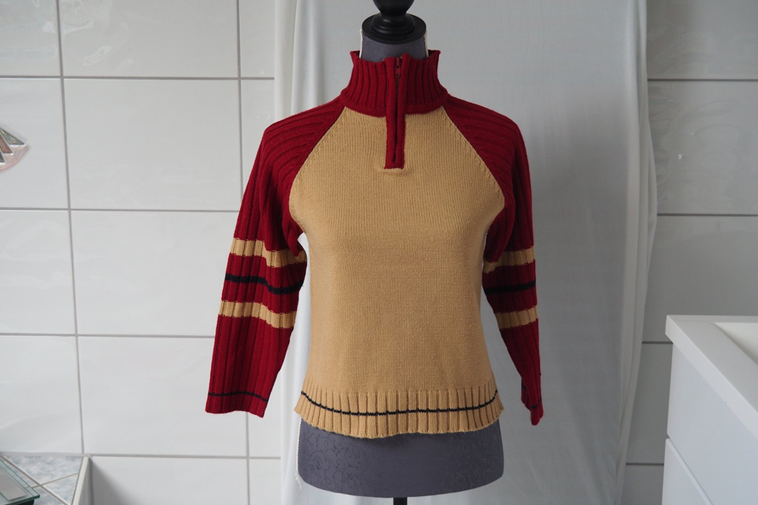 Rot beiger Pullover in Gr. 140mit Kragen und Reißverschluss