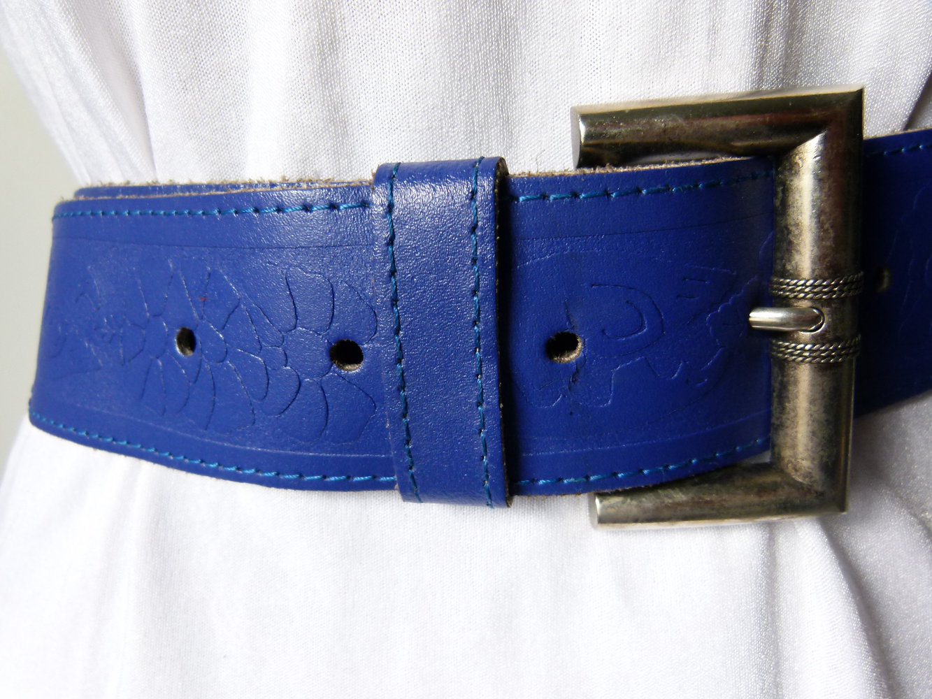 Echtleder Gürtel in royalblau, geprägtes Blumenmuster, aus den 70ern, Retro Boho Vintage Goa Hippie Festival