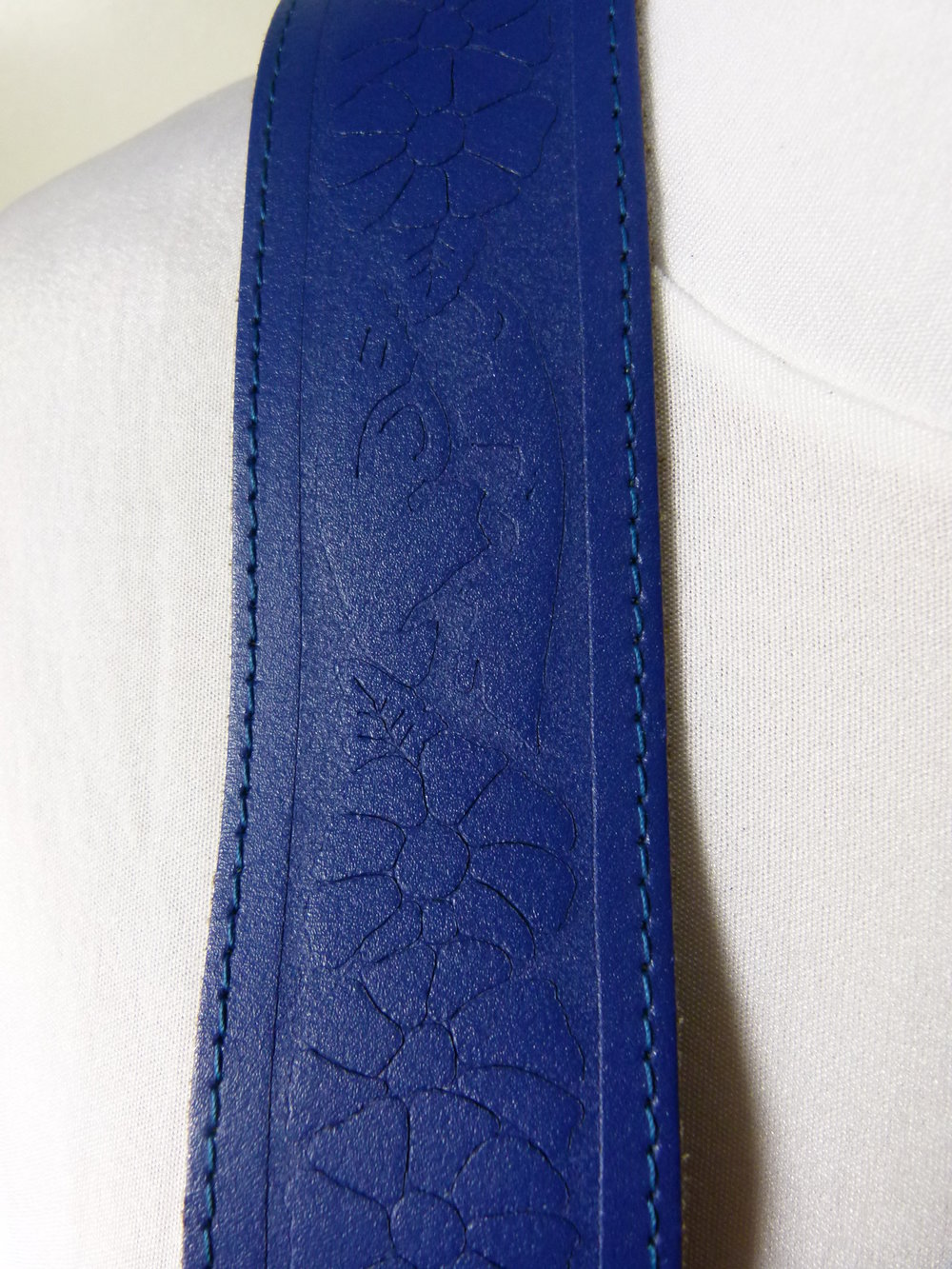 Echtleder Gürtel in royalblau, geprägtes Blumenmuster, aus den 70ern, Retro Boho Vintage Goa Hippie Festival