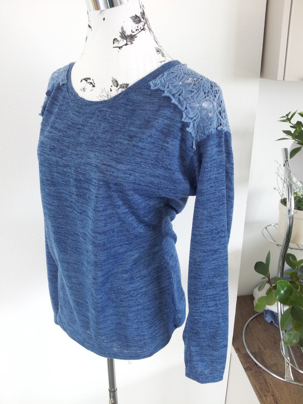 Sweatshirt blau Verzierungen 