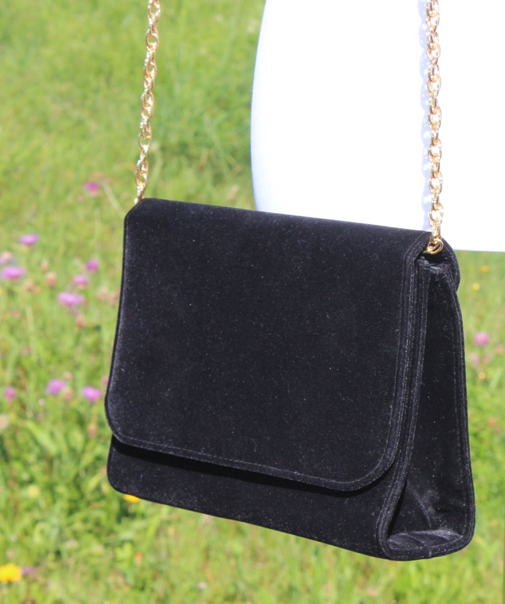 kleine schwarze Vintage Tasche, Clutch, aus Samt, auch mit goldener Kette tragbar