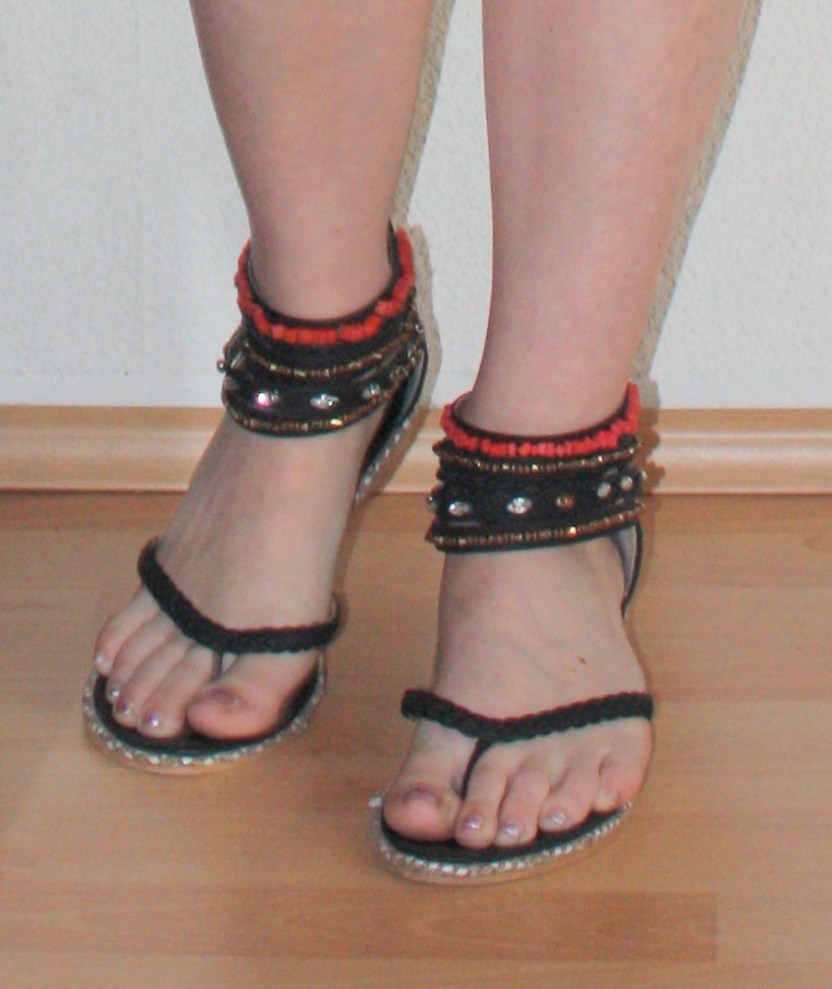 Sandaletten, Mini Keilabsatz, Gr. 39, hinten mit Reißverschluss, Perlen