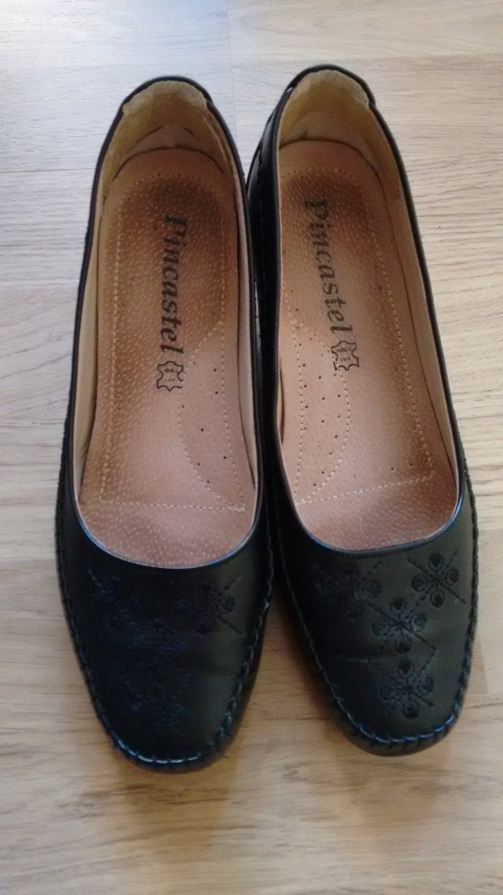 süße schwarze Halbschuhe mit kleinem Absatz und süßem Muster Gr. 38