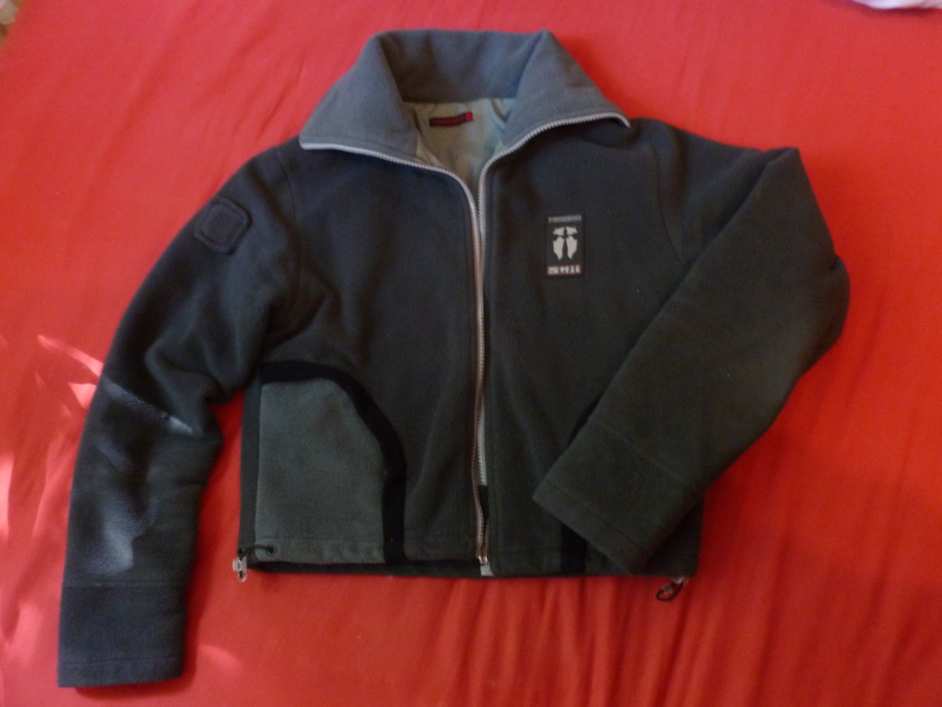 Warme, kurz geschnittene Fleece-Jacke