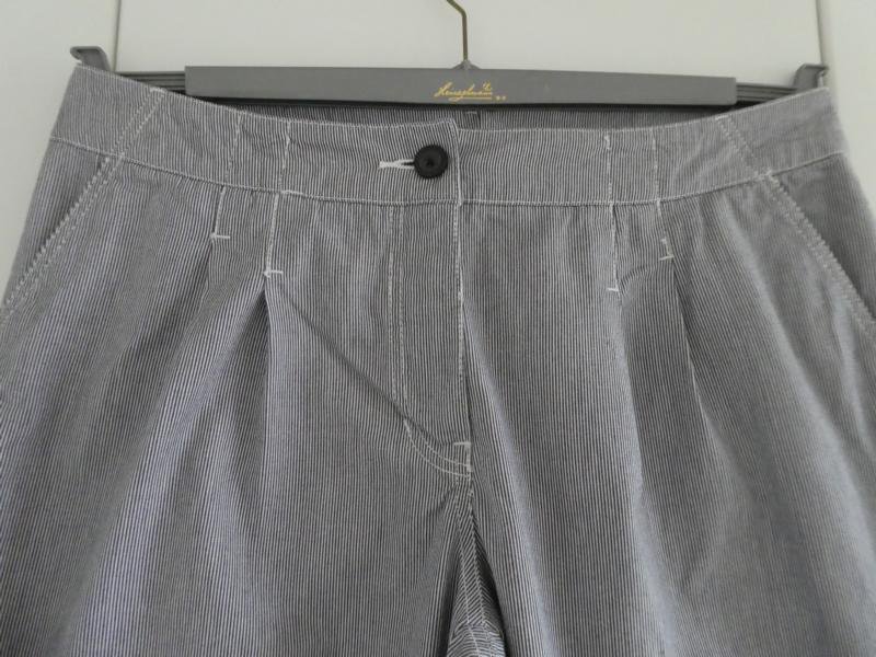 NEU – H&M - Damen 3/4-Hose, dunkelblau-weiß fein gestreift