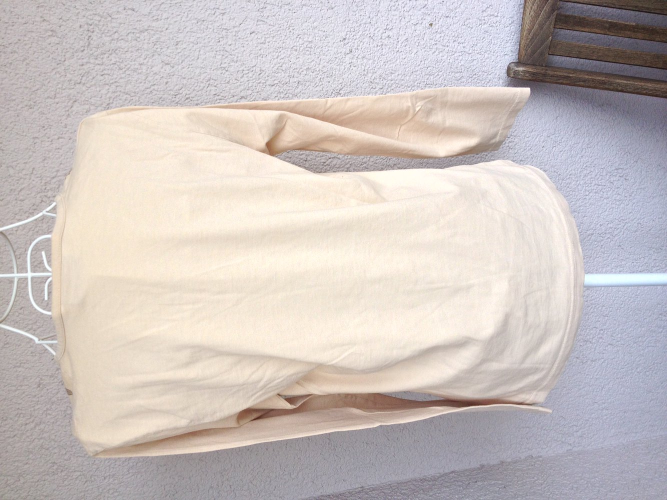 Schönes Shirt mit Blumenaufdruck und Perlen