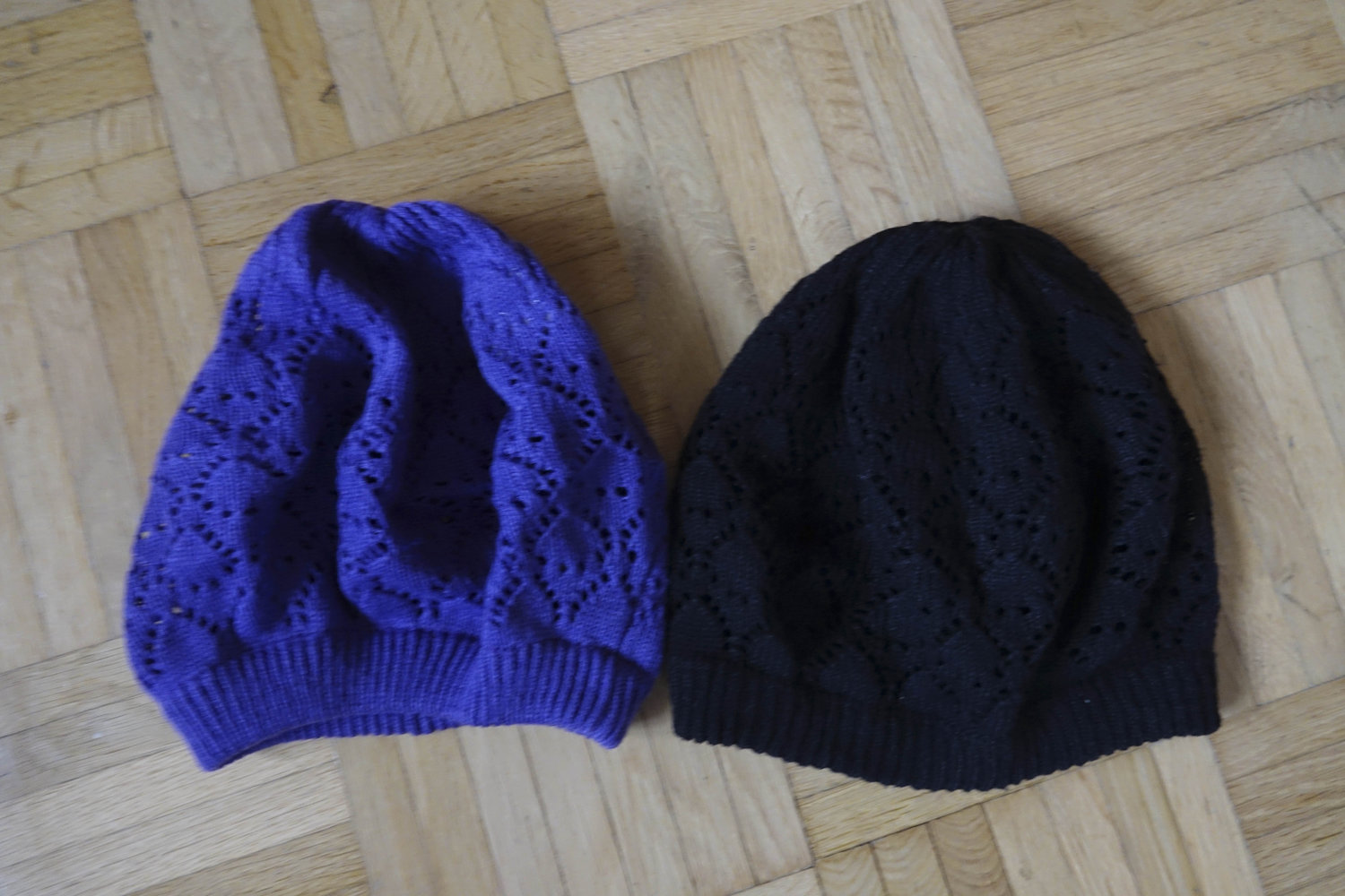 Lila und Schwarzes Strickmützen-Set