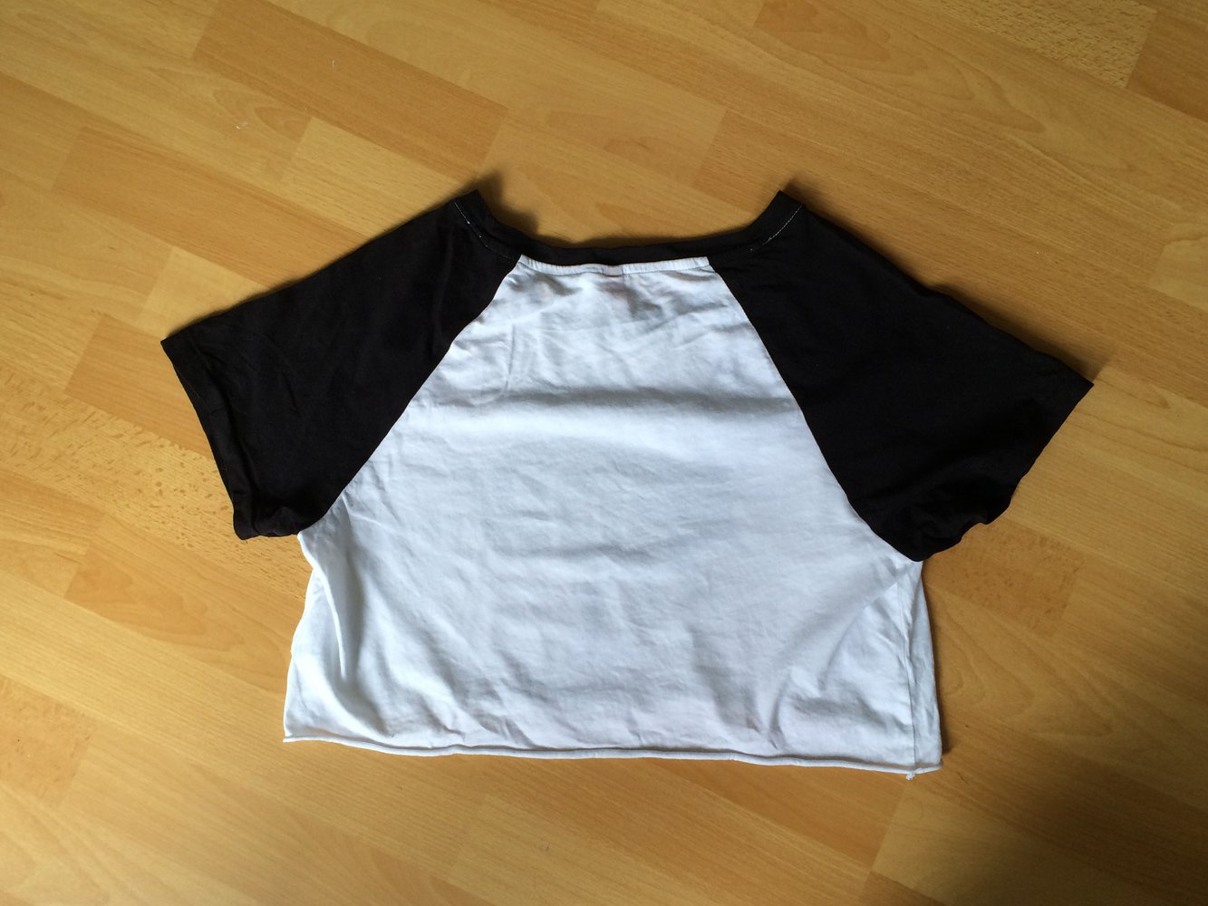 Weiß schwarzes crop top mir Aufschrift 
