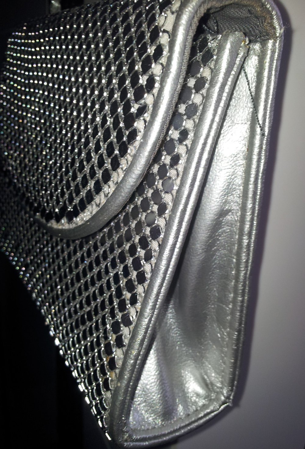 Kleine silberfarbene Tasche Clutch Kettenhenkel