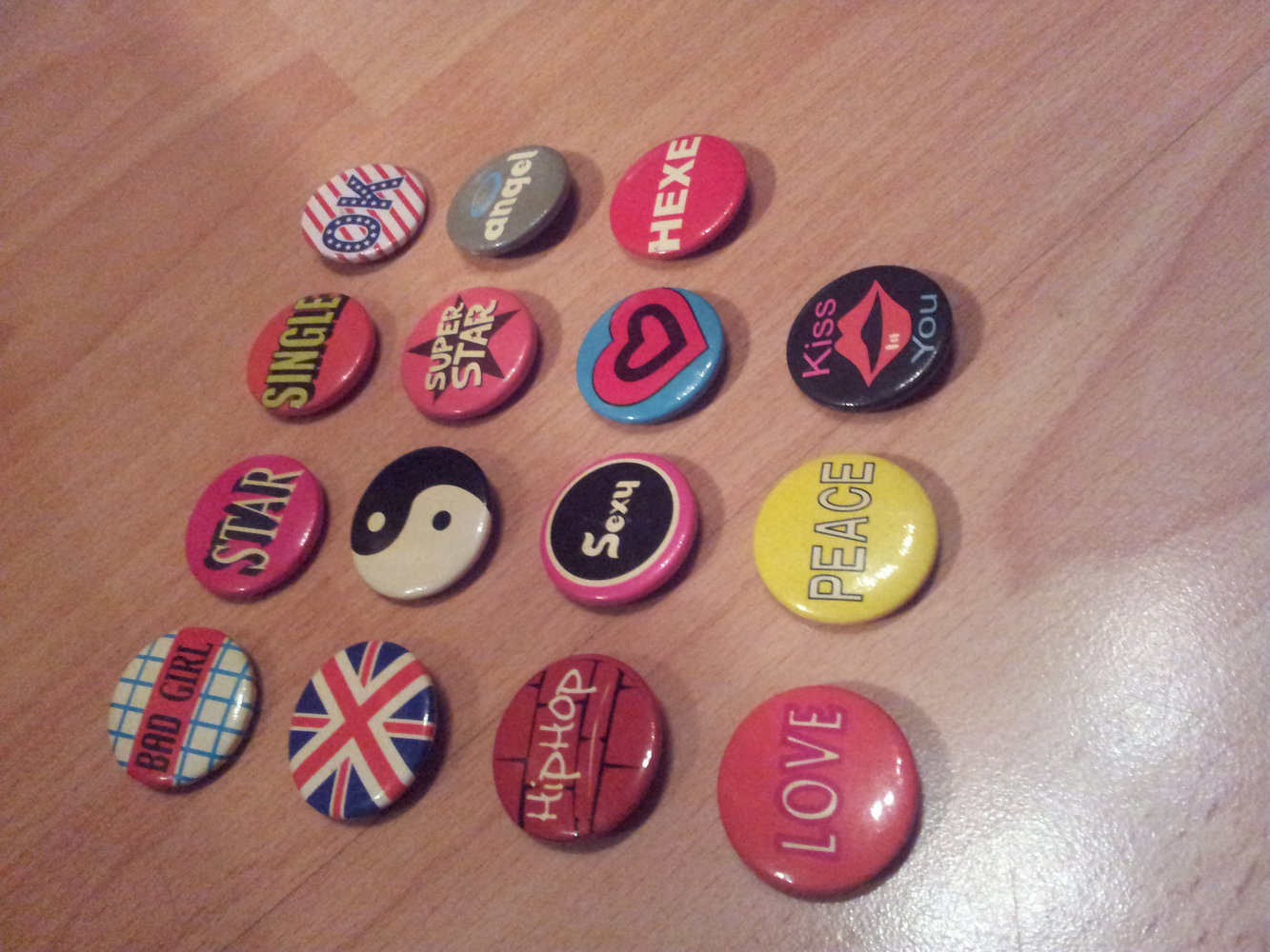 15x Buttons, Punk, HipHop zum Anstecken an Taschen, Kleidung, etc.