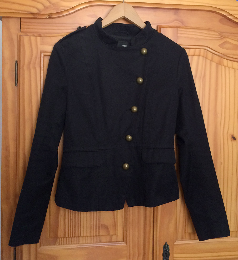 Jacke mit goldener Knopfleiste
