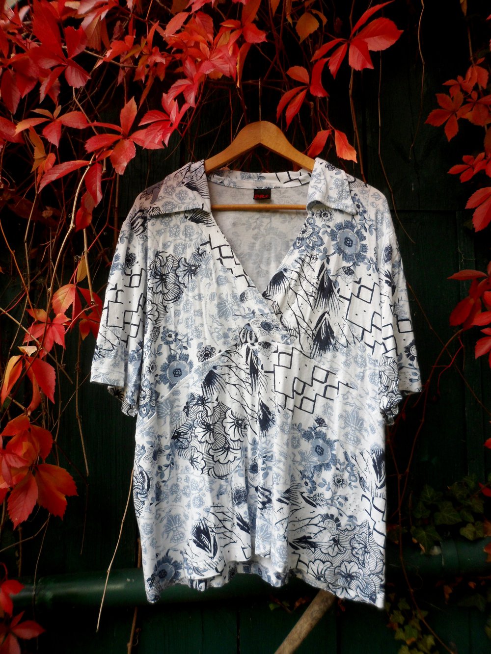 Weißes Shirt Blaue Blumen