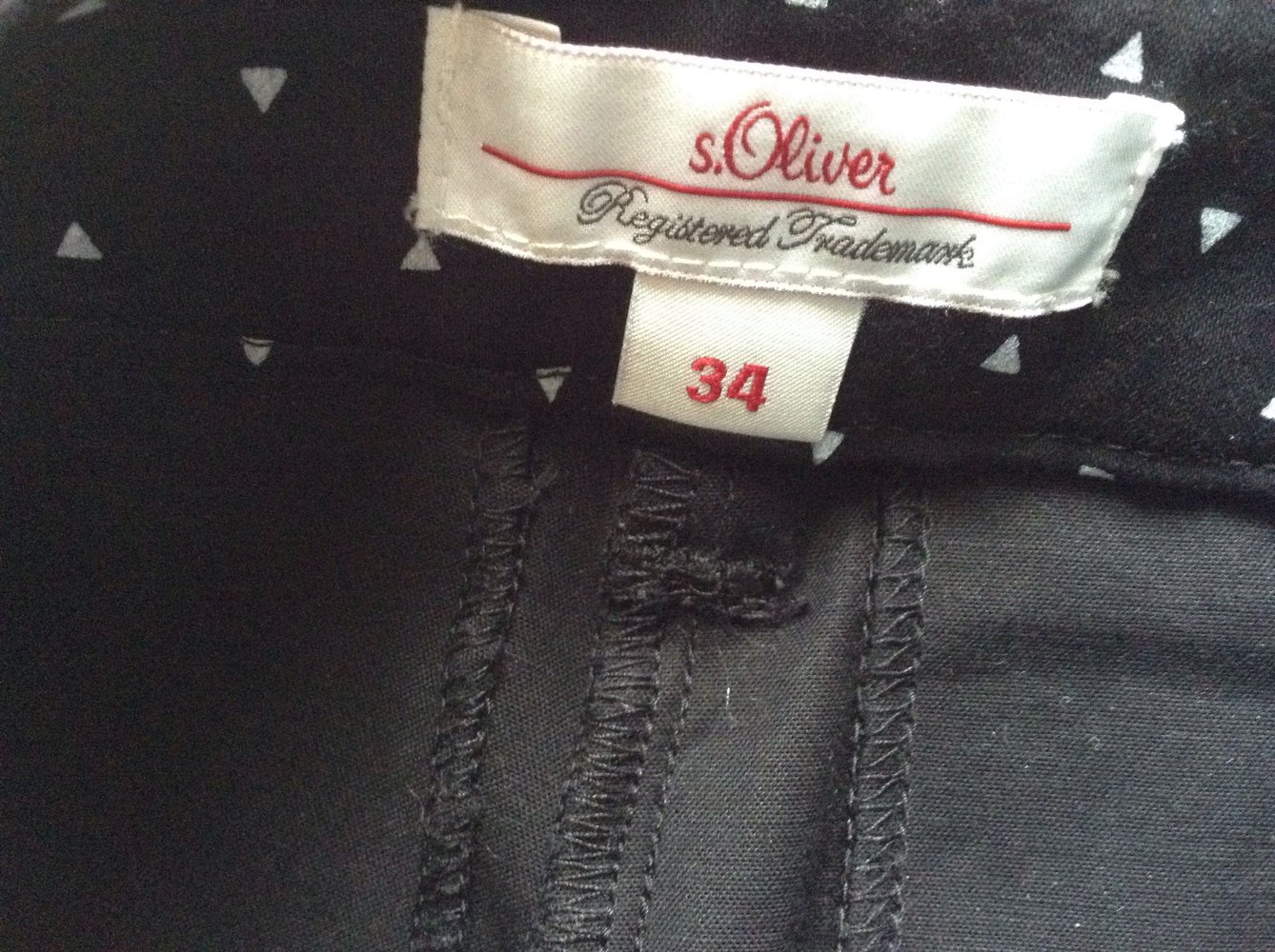 Schwarze Hose mit weißen Dreiecken