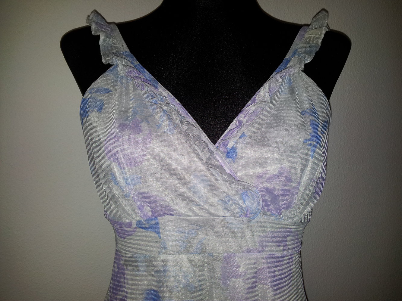 hübsches Kleid in grau und lila