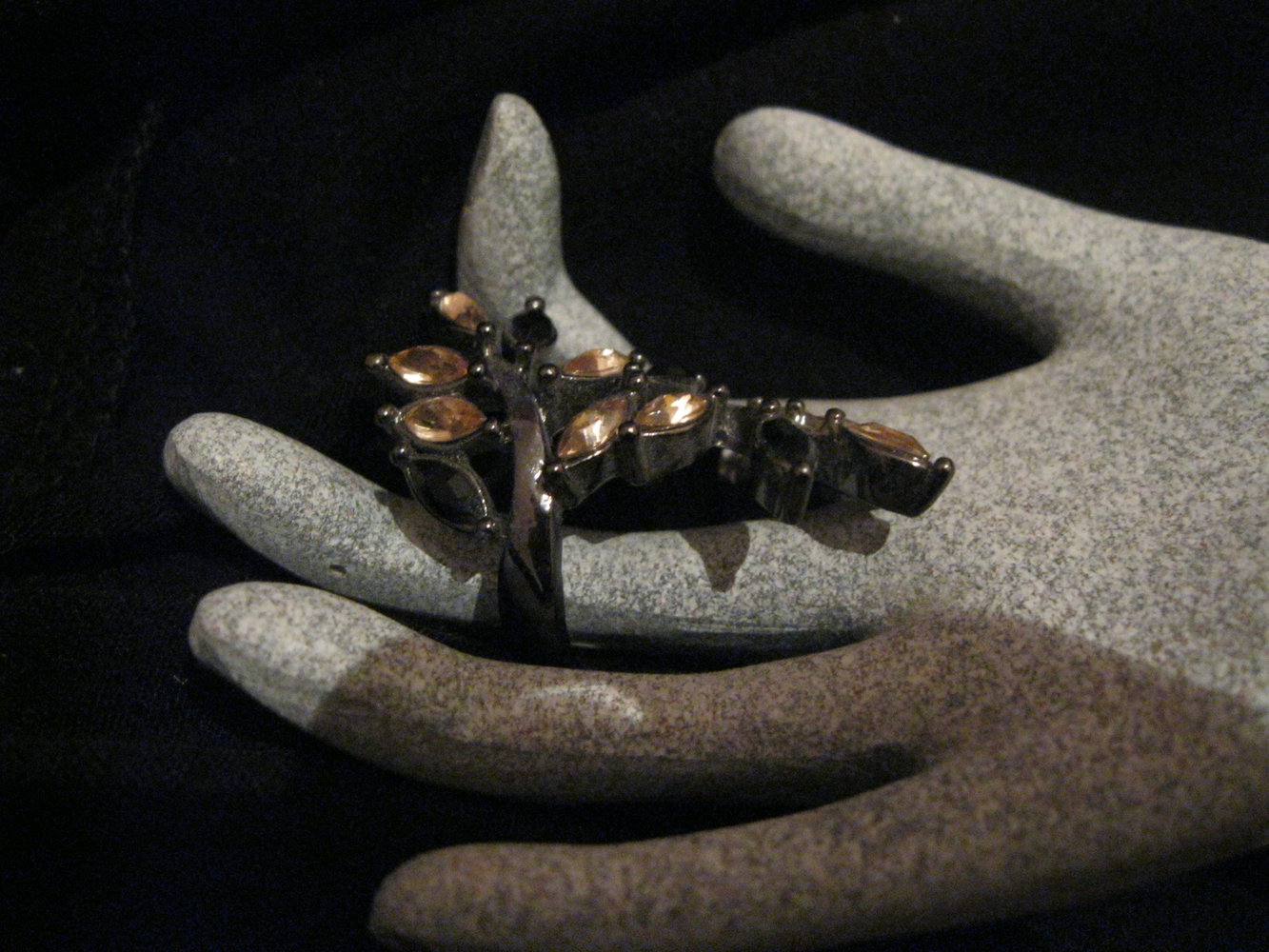 floraler Ring mit Ranken und Kristallen