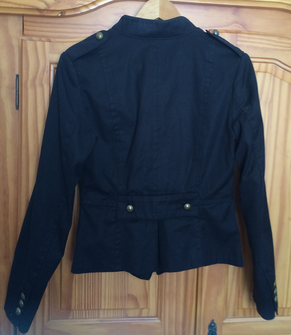 Jacke mit goldener Knopfleiste