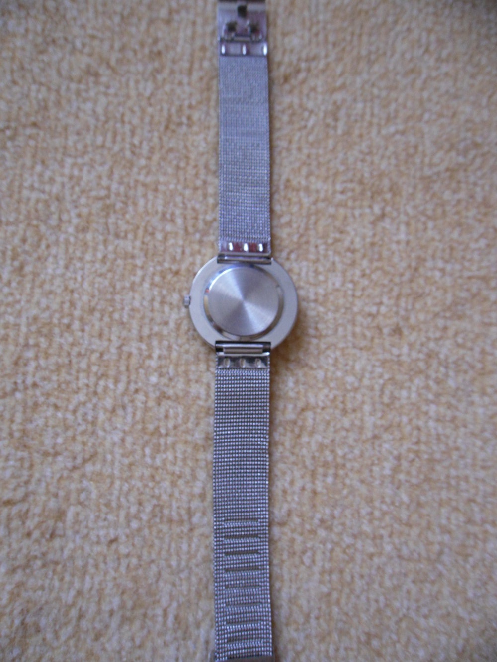 silberfarbene Uhr
