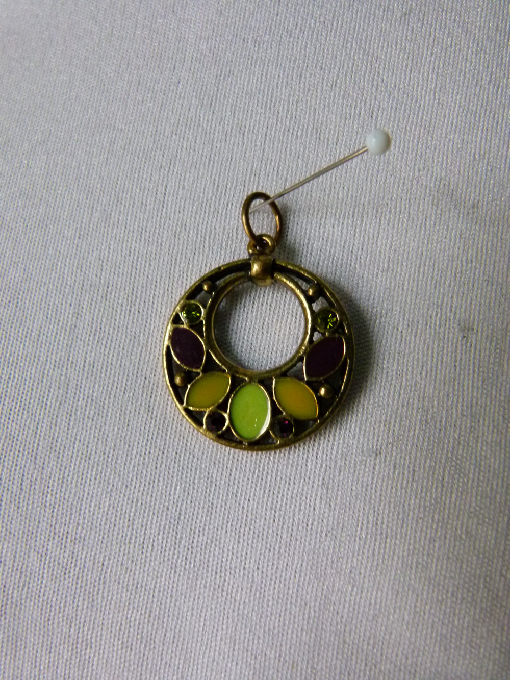 Runder Anhänger, altgoldenes Metall mit Strasssteinchen und farbigen Einlegearbeiten, Modeschmuck, Boho Goa Festival Hippie Mori