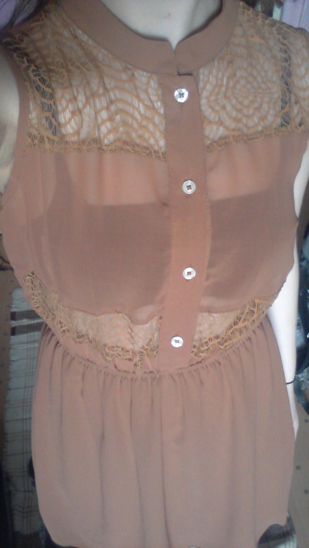 Braunes Kleid mit Spitze