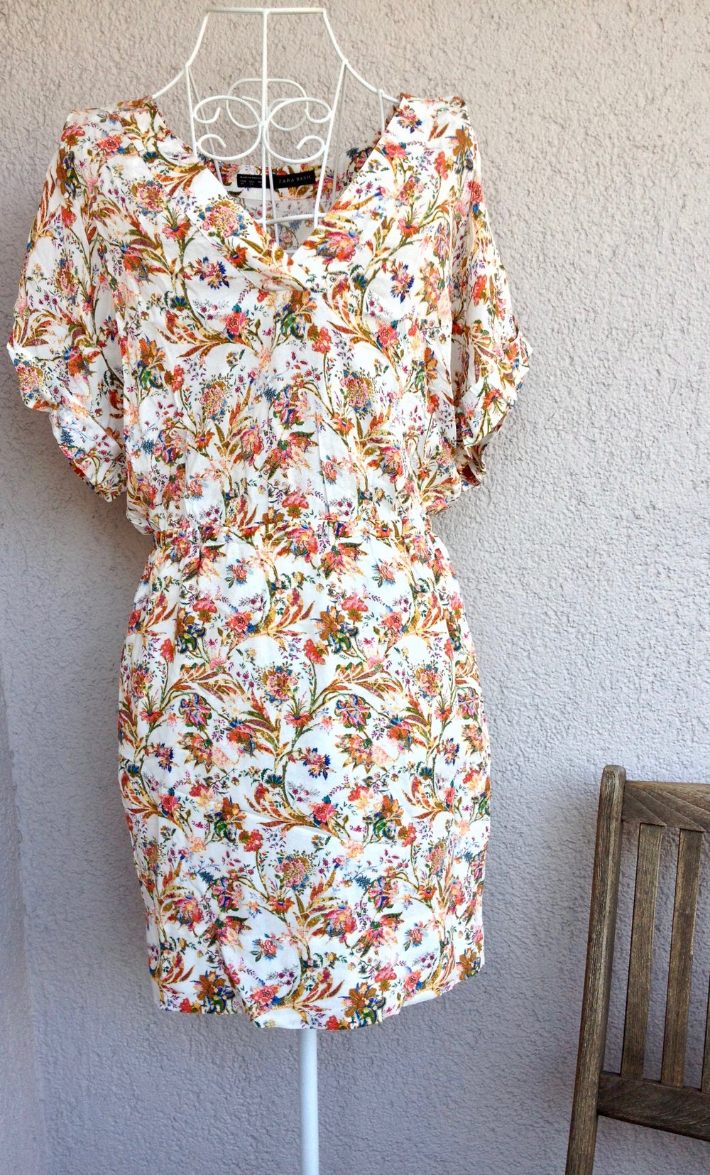 Wunderschönes sommerliches Kleid mit Blumenmuster