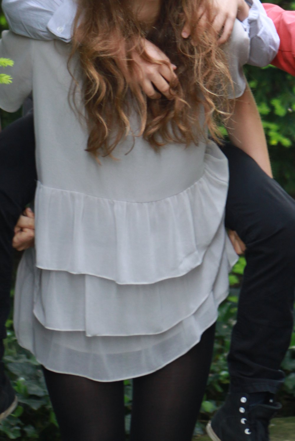 Schwingendes Chiffonkleid in Hellgrau Gr. 38-42