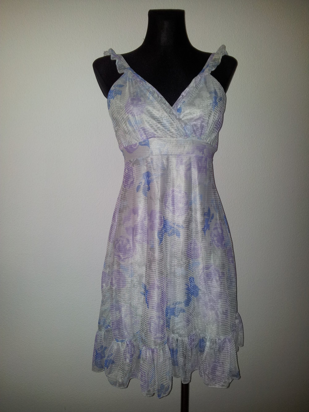 hübsches Kleid in grau und lila