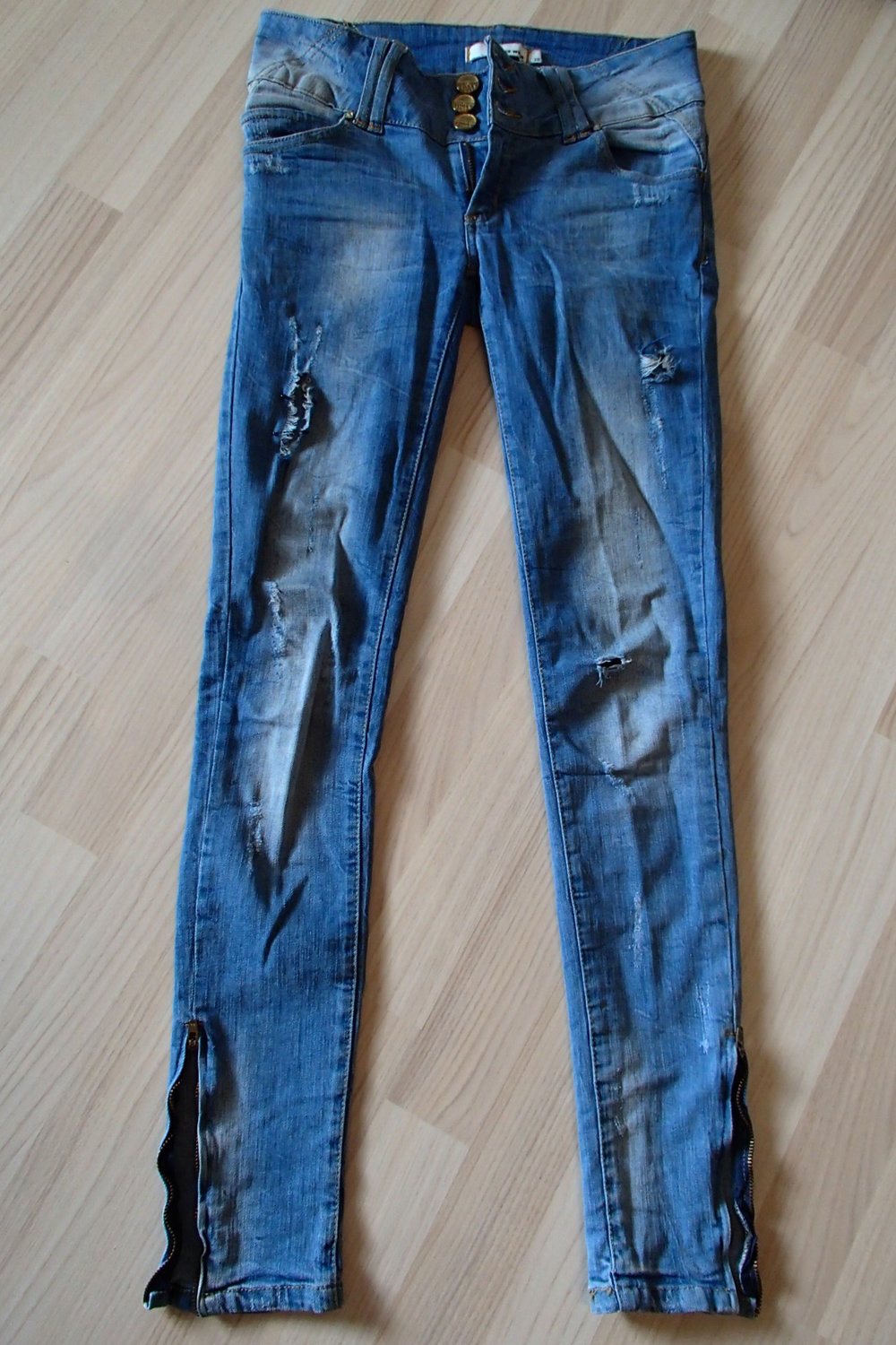 Destroyed Jeans mit 3 Knöpfen 