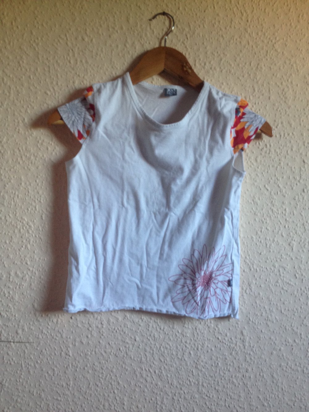weißes T-Shirt mit Aufdruck