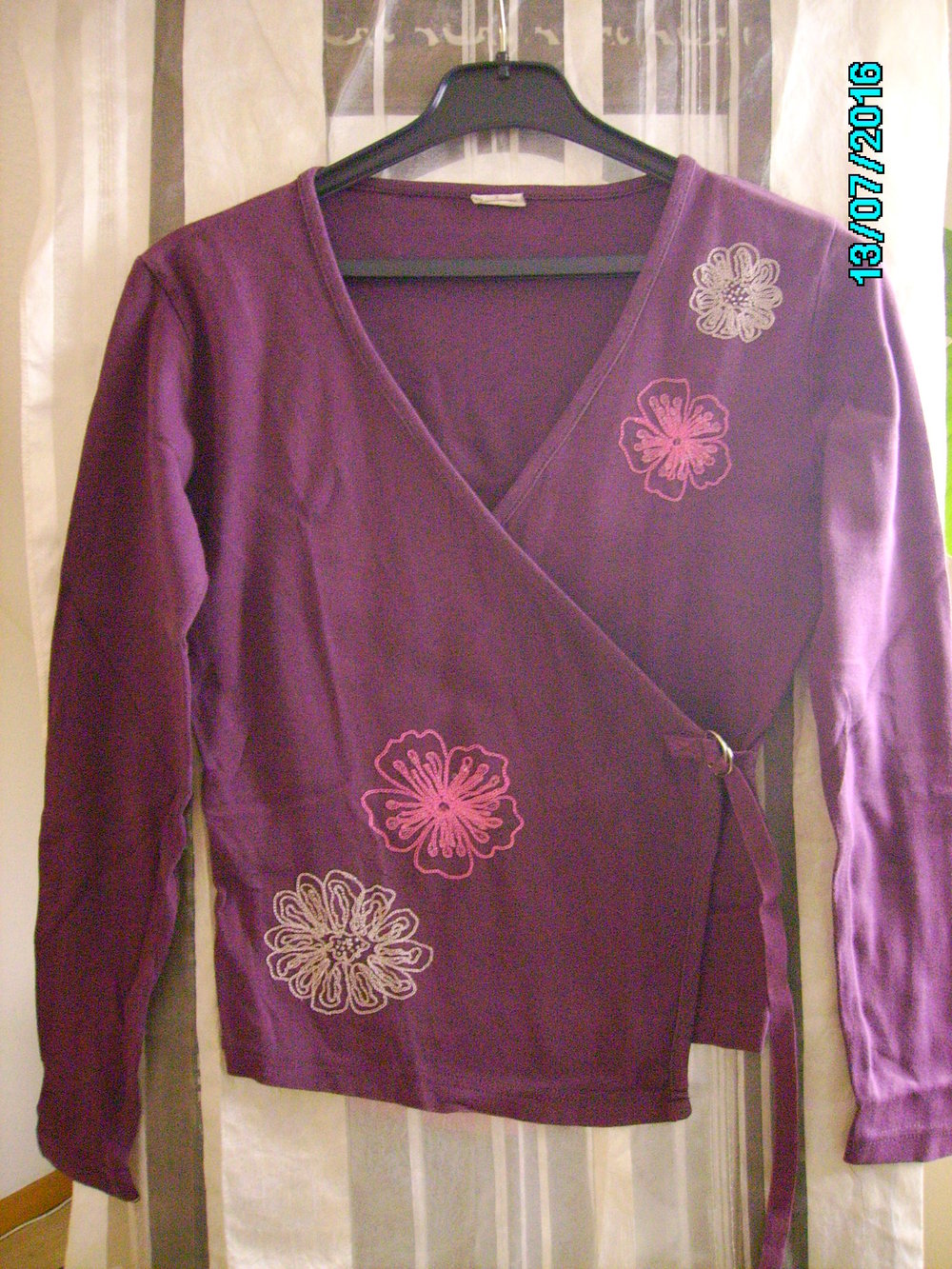 Dünner Beerenfarbiger Wickelpullover, Größe 36/38 von Bon Prix