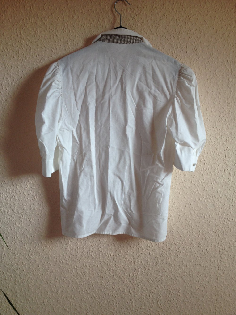 weiße Bluse mit braunkarierten Details