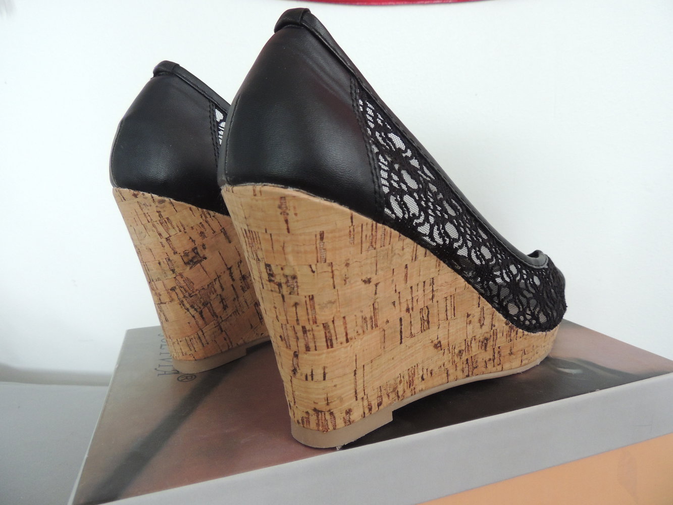 Schwarze Peeptoes mit Keilabsatz