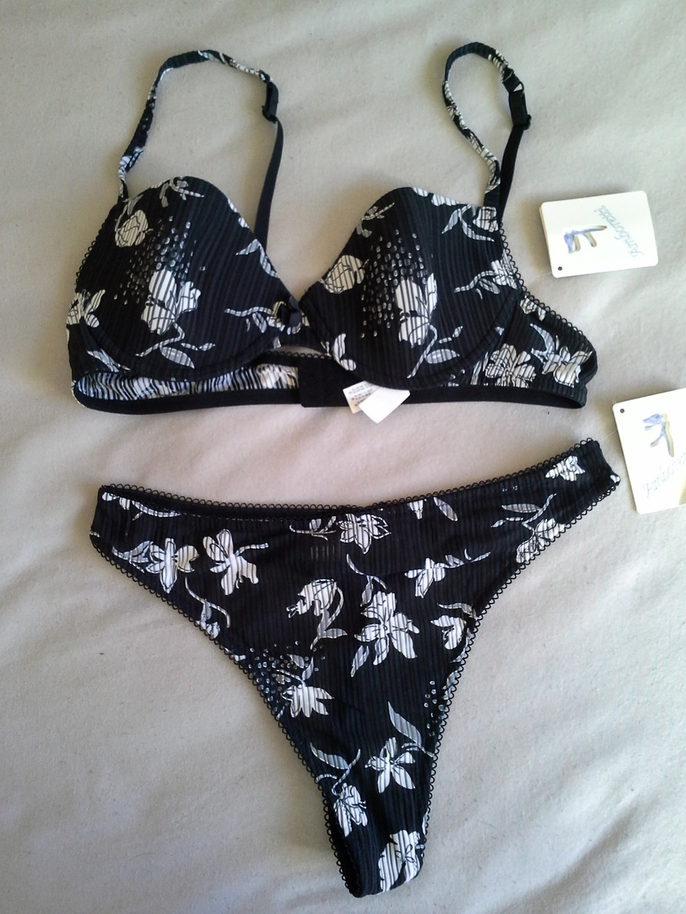 Amboretti, schwarz weiß, stellenweise durchsichtiig, Tanga 38BH 75B