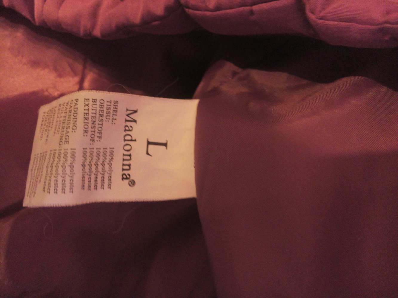 magentafarbene Winterjacke