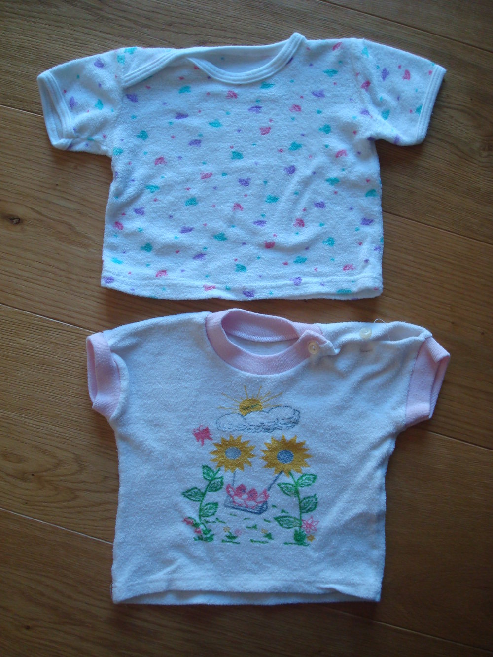 2 Kurzarmshirts / T-Shirts Gr. 62