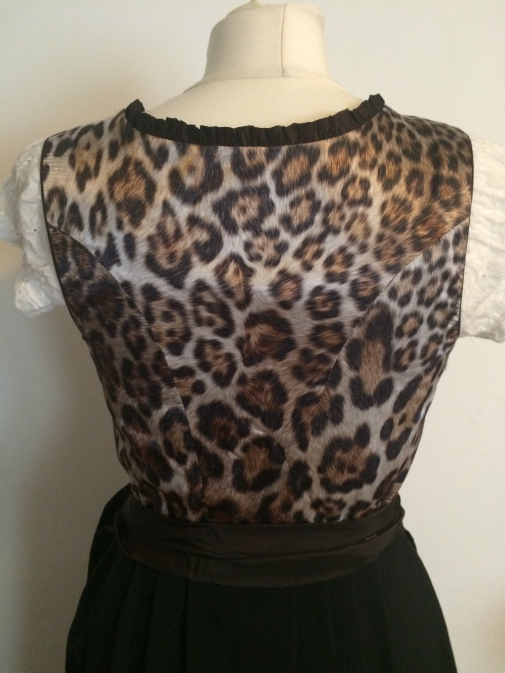 Dirndl Leopard Leo Muster aus München