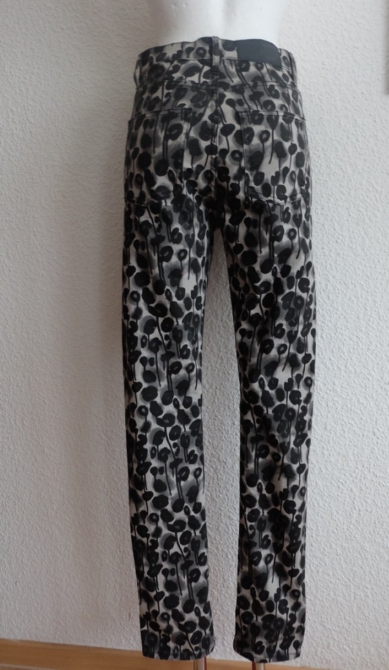 Cheap Monday, Second Skin Jeans, Slim fit Röhrenjeans, 5-Pocket-Style, Schwarz Graue Blumen Print 