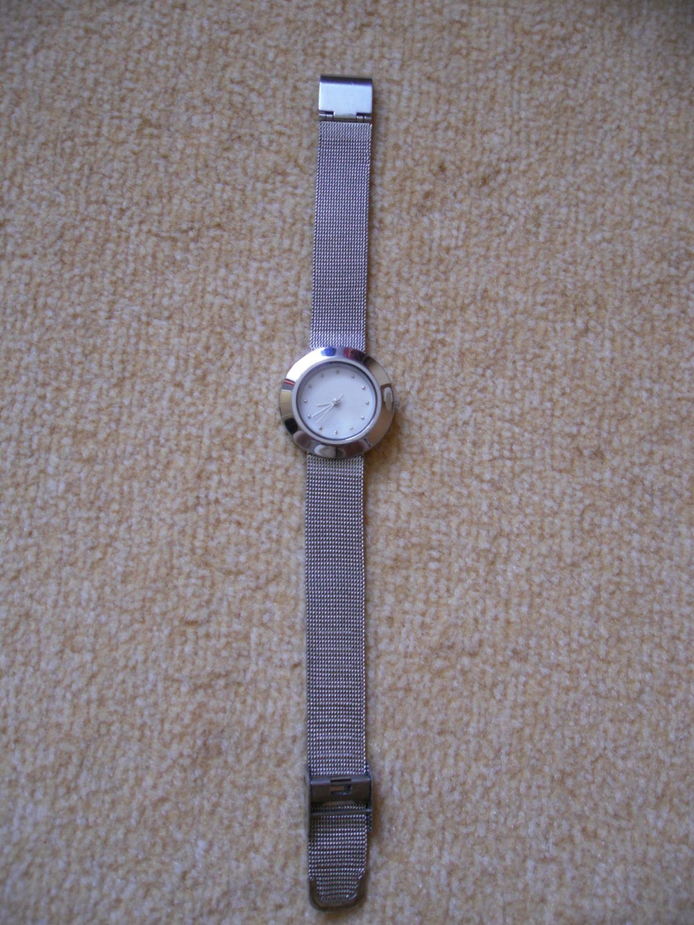 silberfarbene Uhr