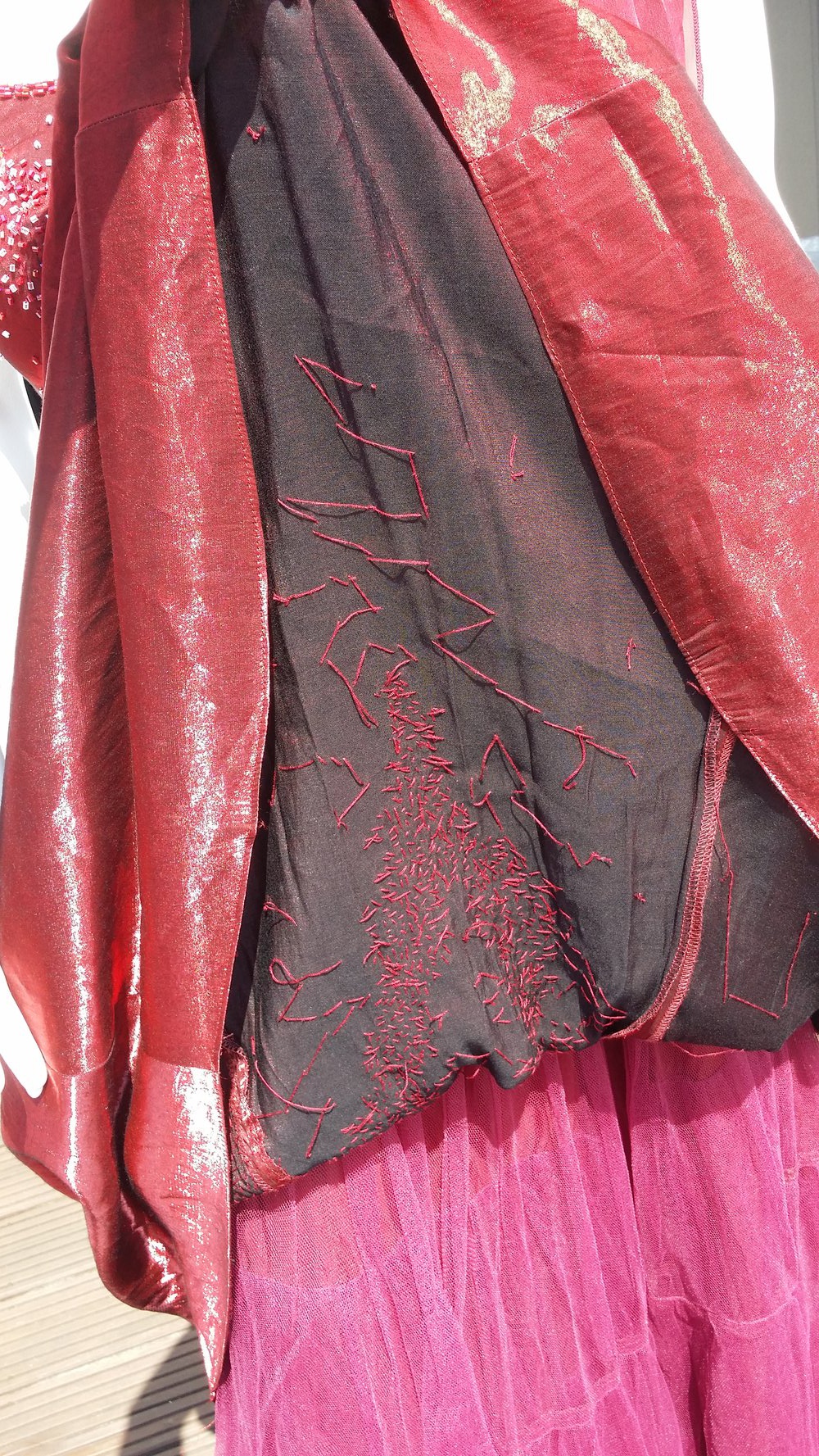 rotes langes Abendkleid mit Glitzersteinchen verziert - Größe 34