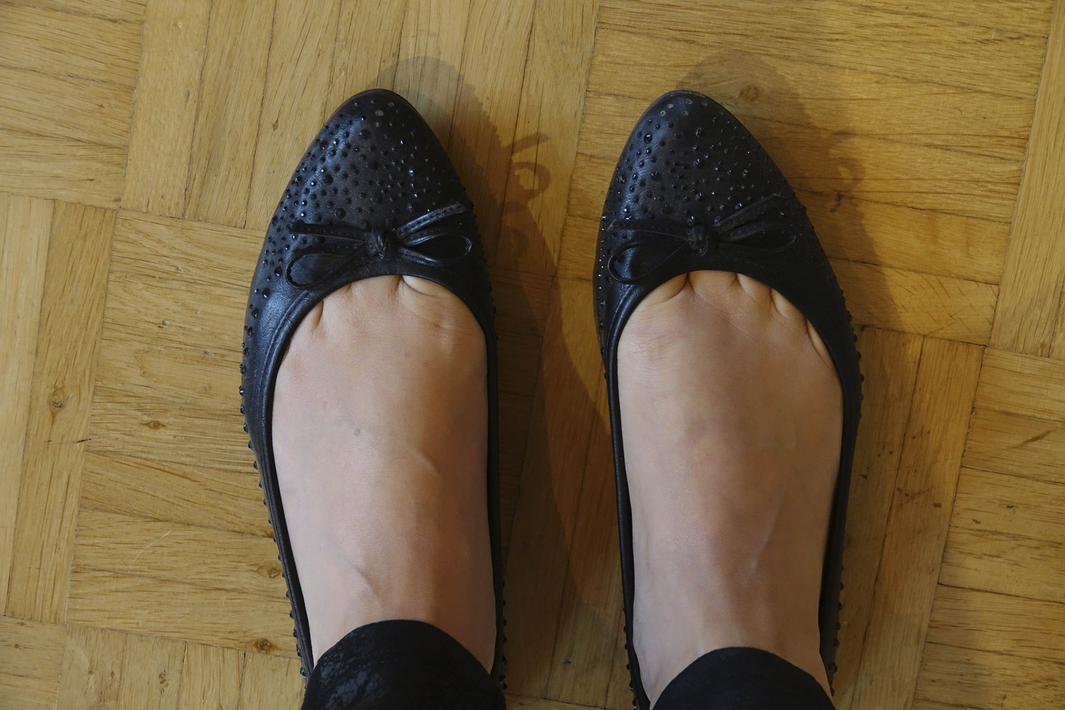 Schwarze Ballerinas mit Steinen