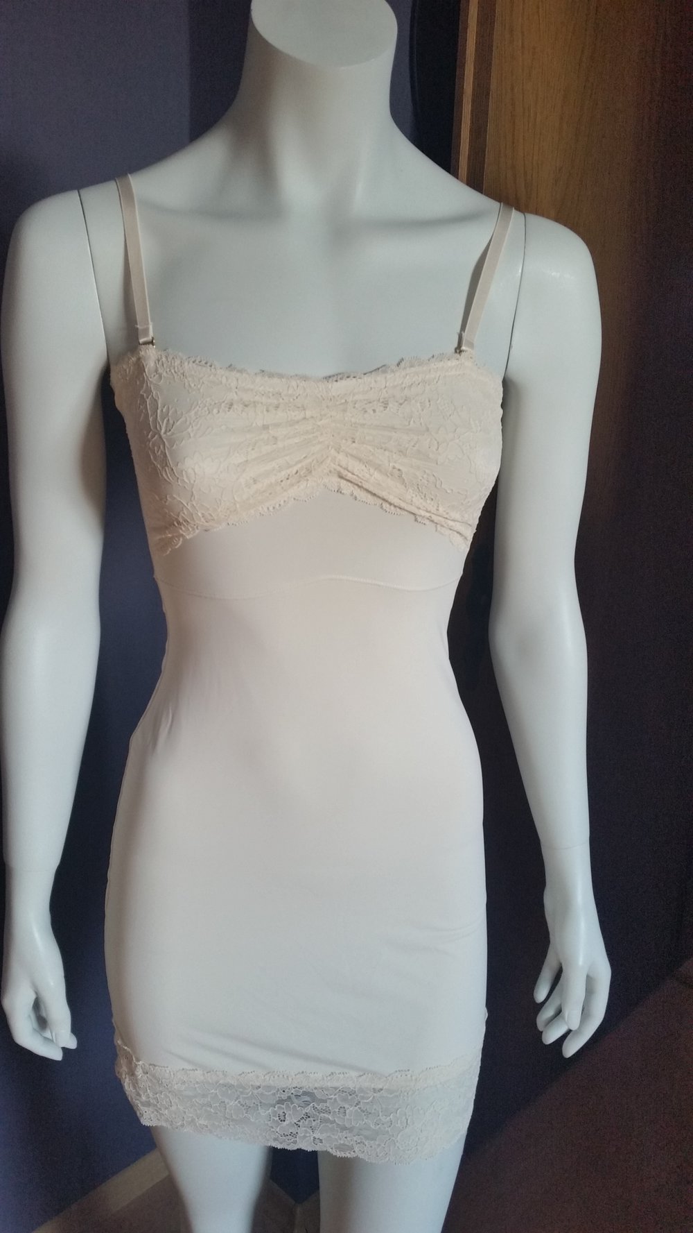 beiges Nachtkleid 