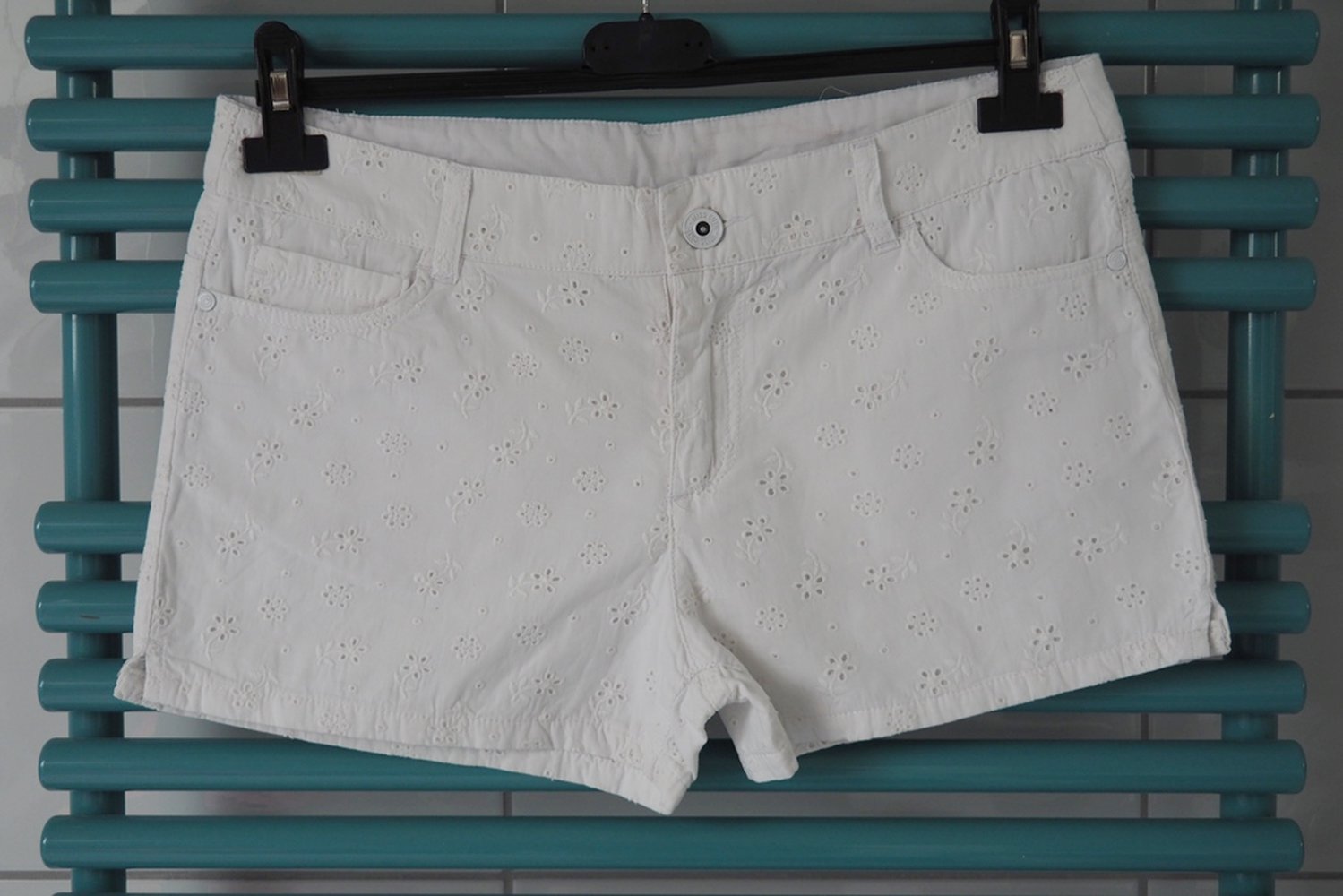 Weiße kurze Hose mit Blumenmuster