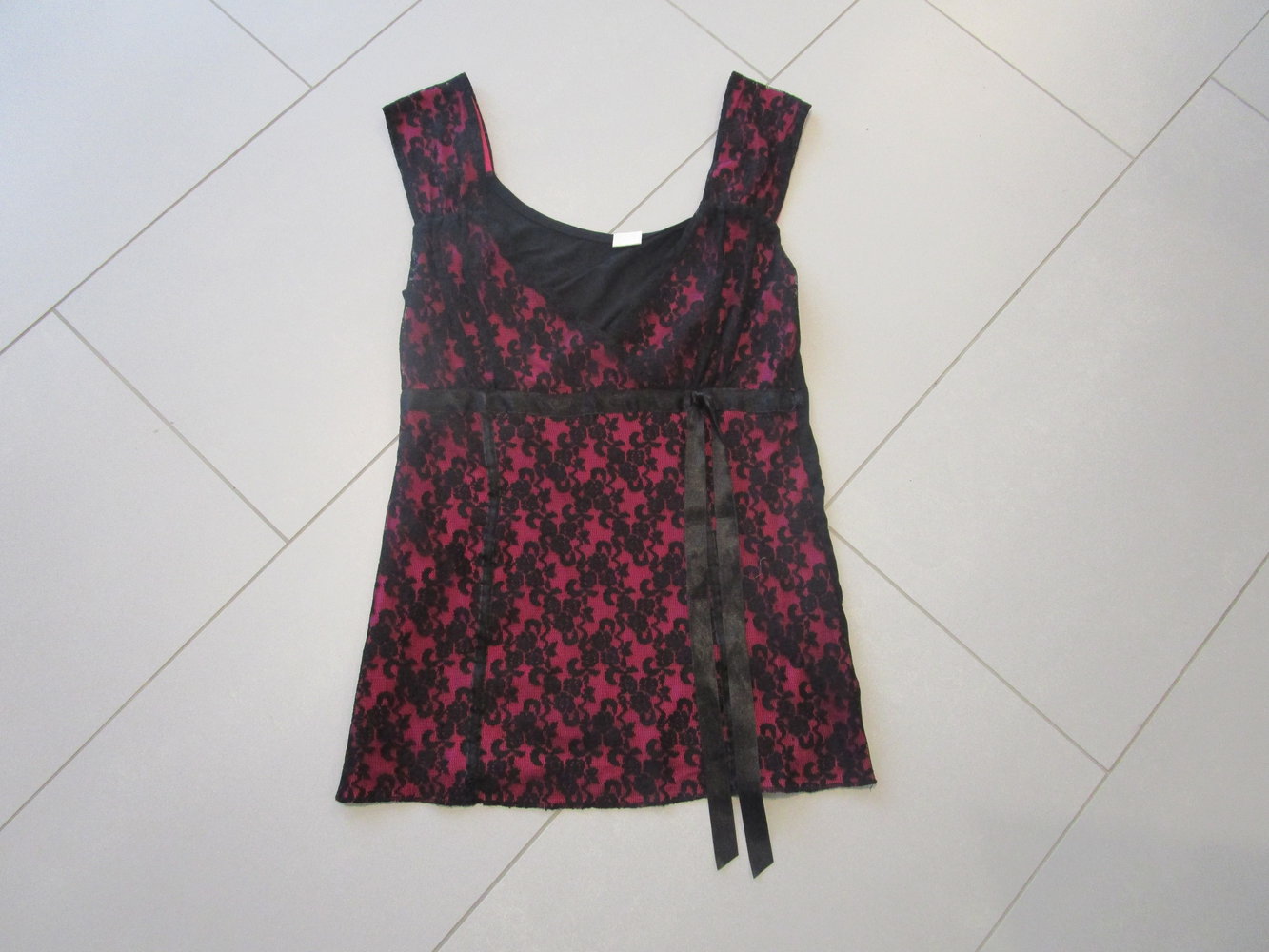 Top schwarz-pink mit Spitze, Größe 32/34