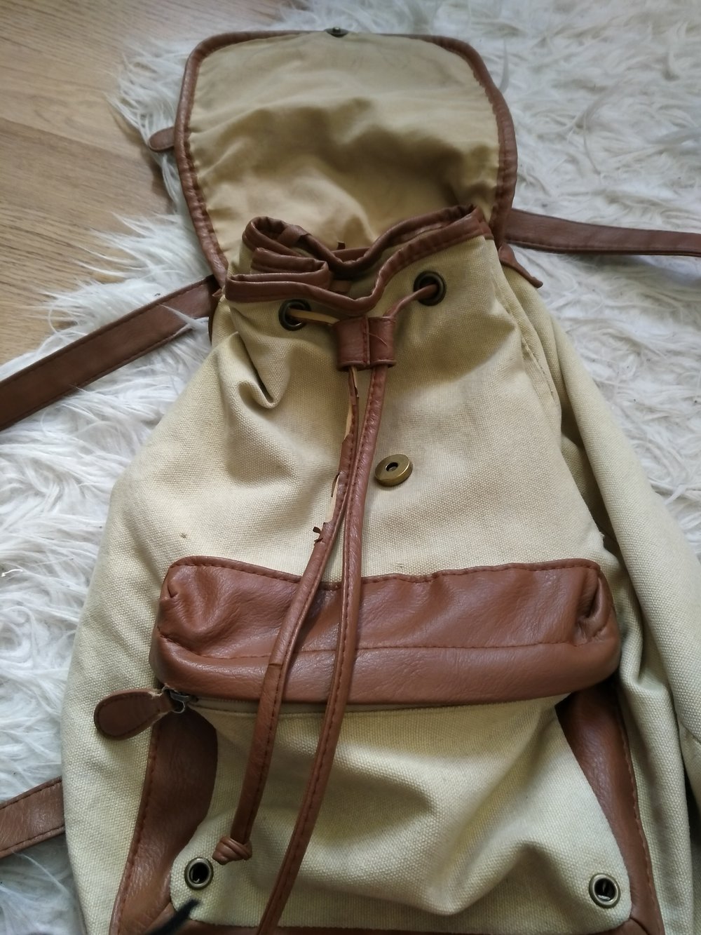 süßer beige-brauner Rucksack