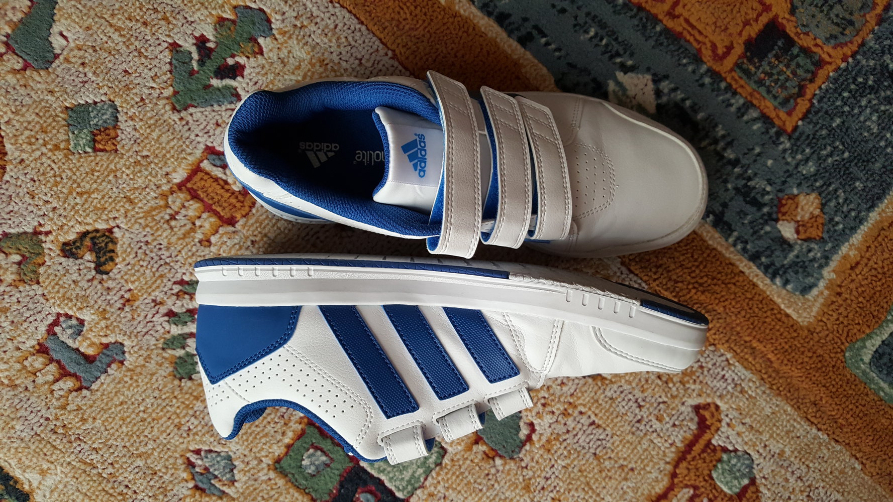 450. Neue Sportschuhe/Sneakers von Adidas, Gr. 40, im Originalkarton.