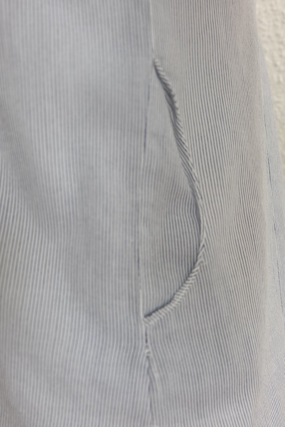 Damen Bluse Shirt aus reiner Baumwolle mit blauen Streifen, klassischer Hemd Kragen, vorderer Knopfverschluss und lange Ärmel mit einem Manschettenknopf