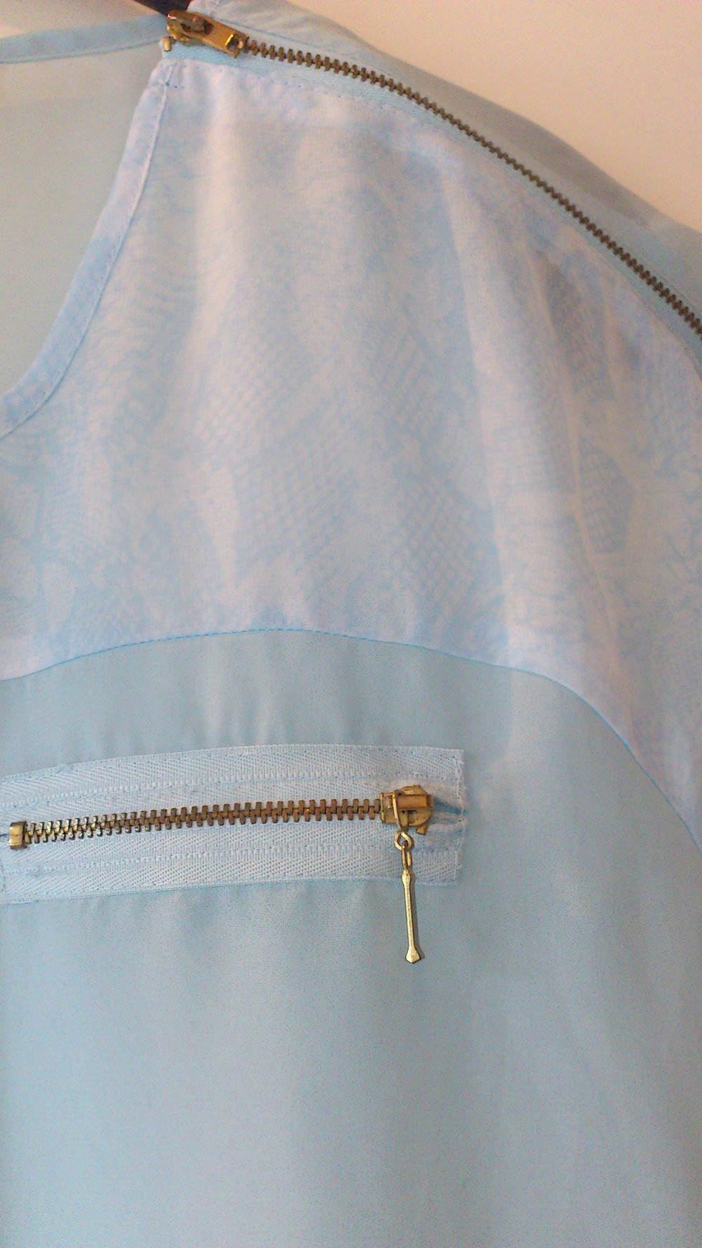 Hellblaues, transparentes Top 34 XS Schlangen Muster 