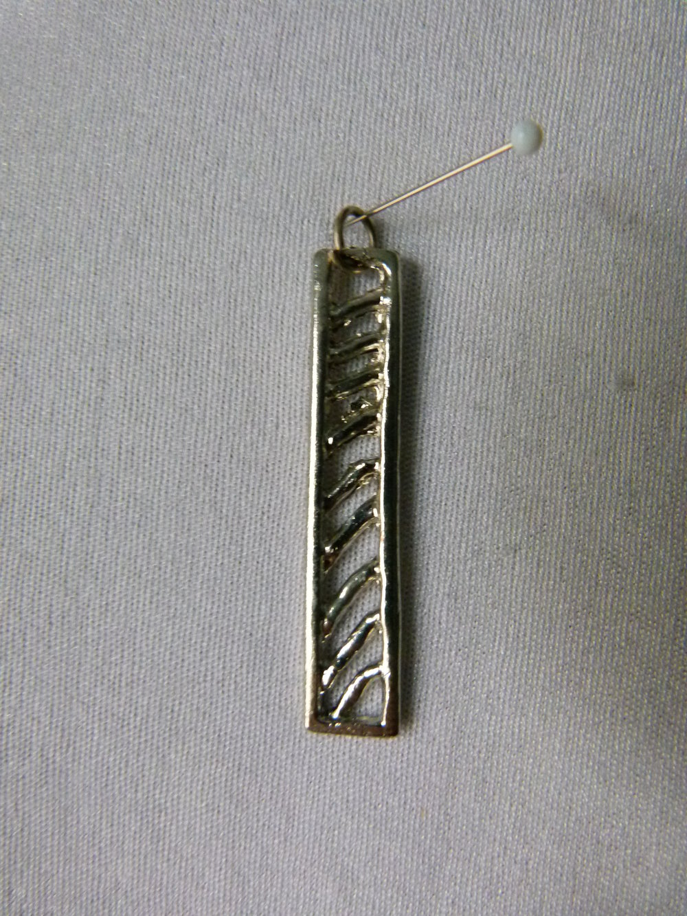 Länglicher Anhänger, silberfarben, durchbrochenes Metall, Modeschmmuck, Boho Goa Festival Abstrakt