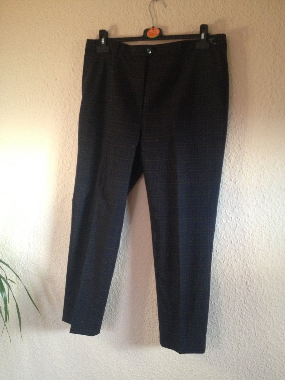 TONI dunkelkarierte Hose