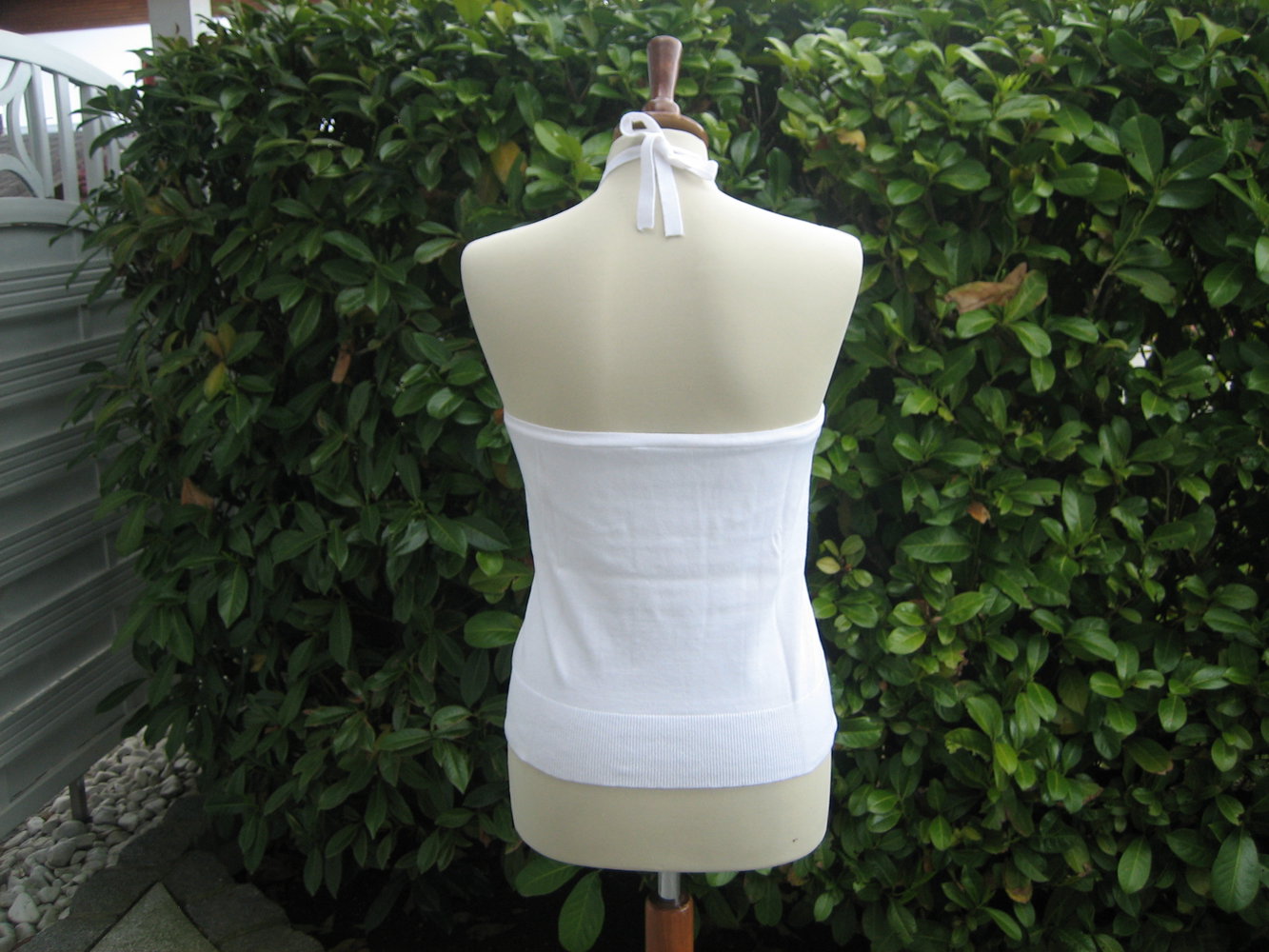 Superedles Neckholder-Top Gr. 40/42, weiß (mit eingearb. Bustier) - edler Feinstrick, starkes Kombi-Teil!