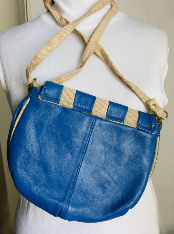 Umhängetasche, original aus den 70er Jahren, Echtleder in blau, mit natur Jute-Trageriemen, Tasche Boho Mori Hippie Festival Goa
